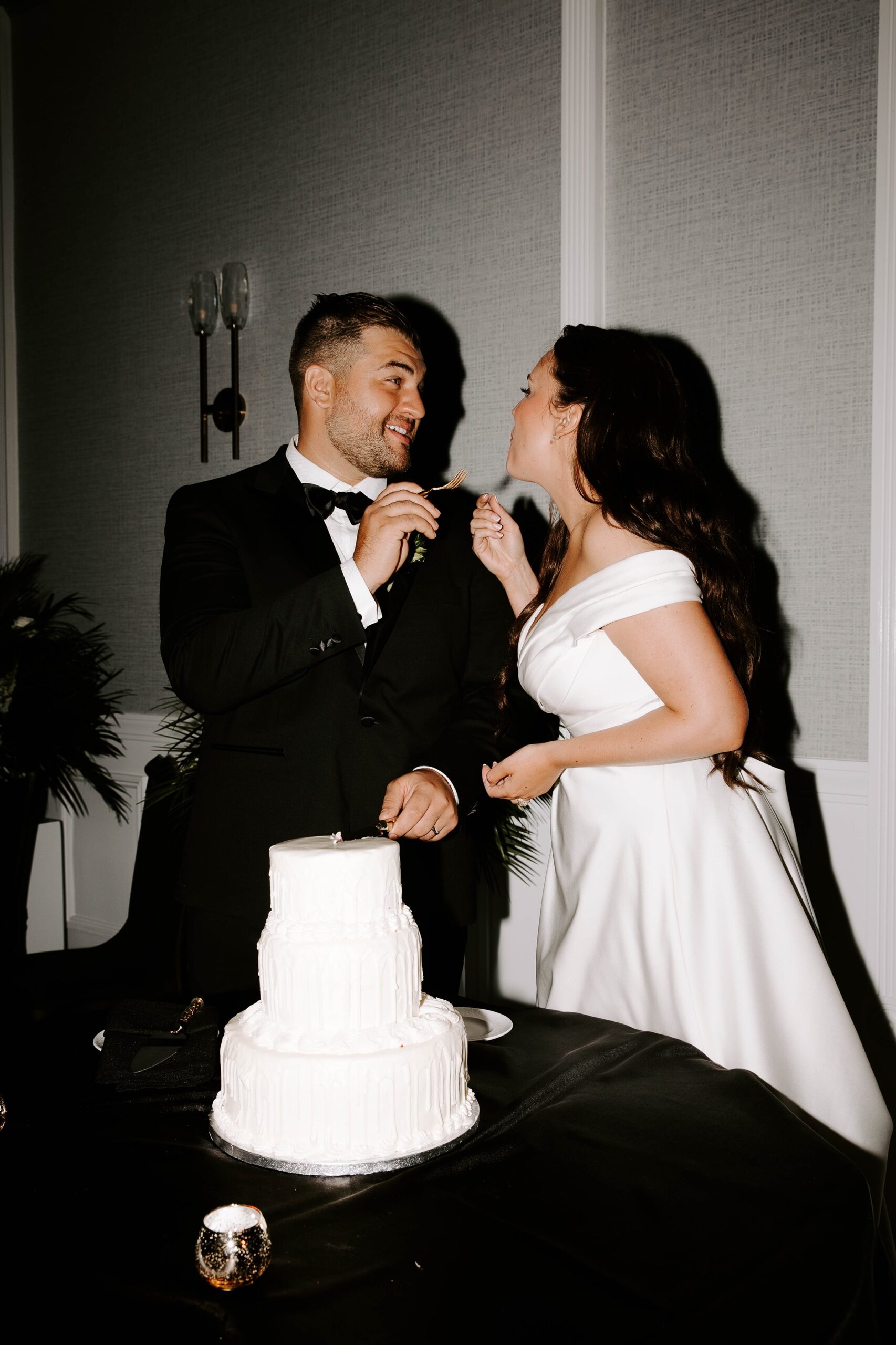 Bride and groom cut cake at Farmington Polo Club wedding reception