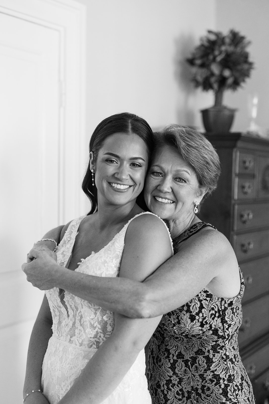 Beautiful bride poses with her mom before her stunning wedding day