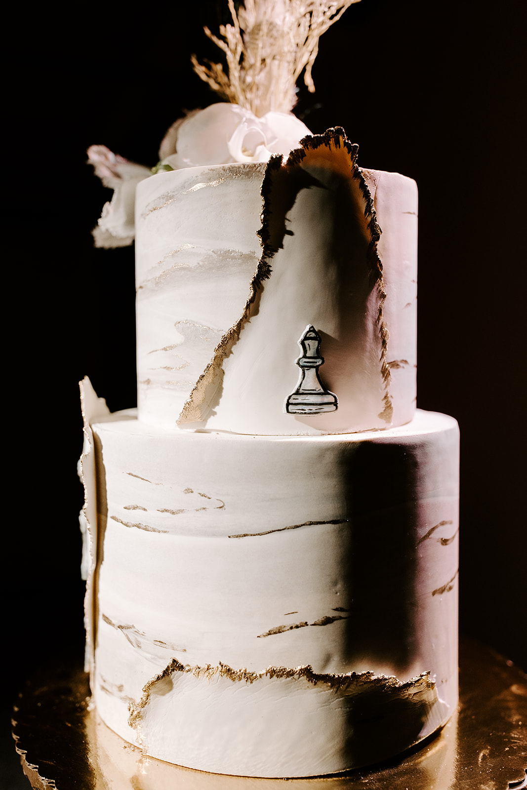 stunning detail shot of the beautiful wedding cake